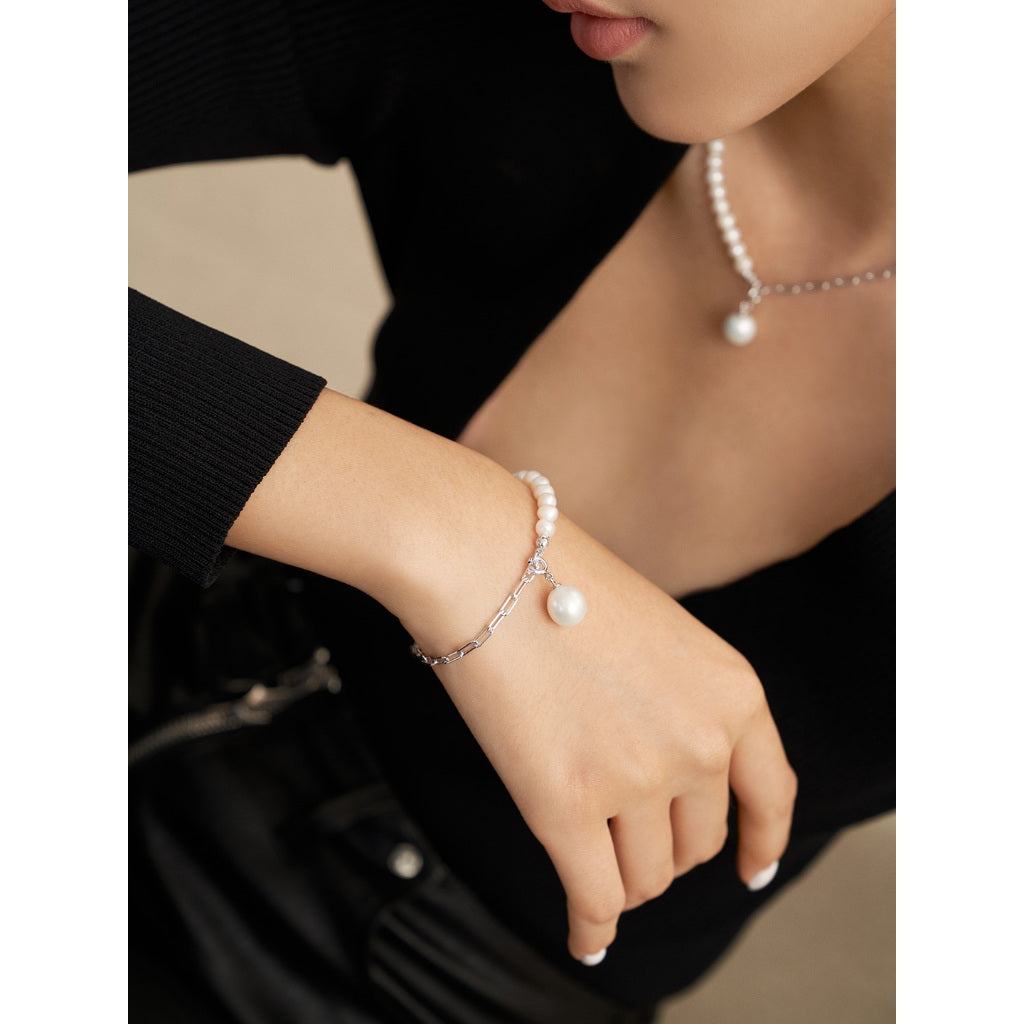 An exquisitely crafted baroque pearl bracelet, a nature-inspired gift. Its intricate design with intertwined silver beads and flipping elements captures diverse emotions, creating moments of unique and delicate art.
