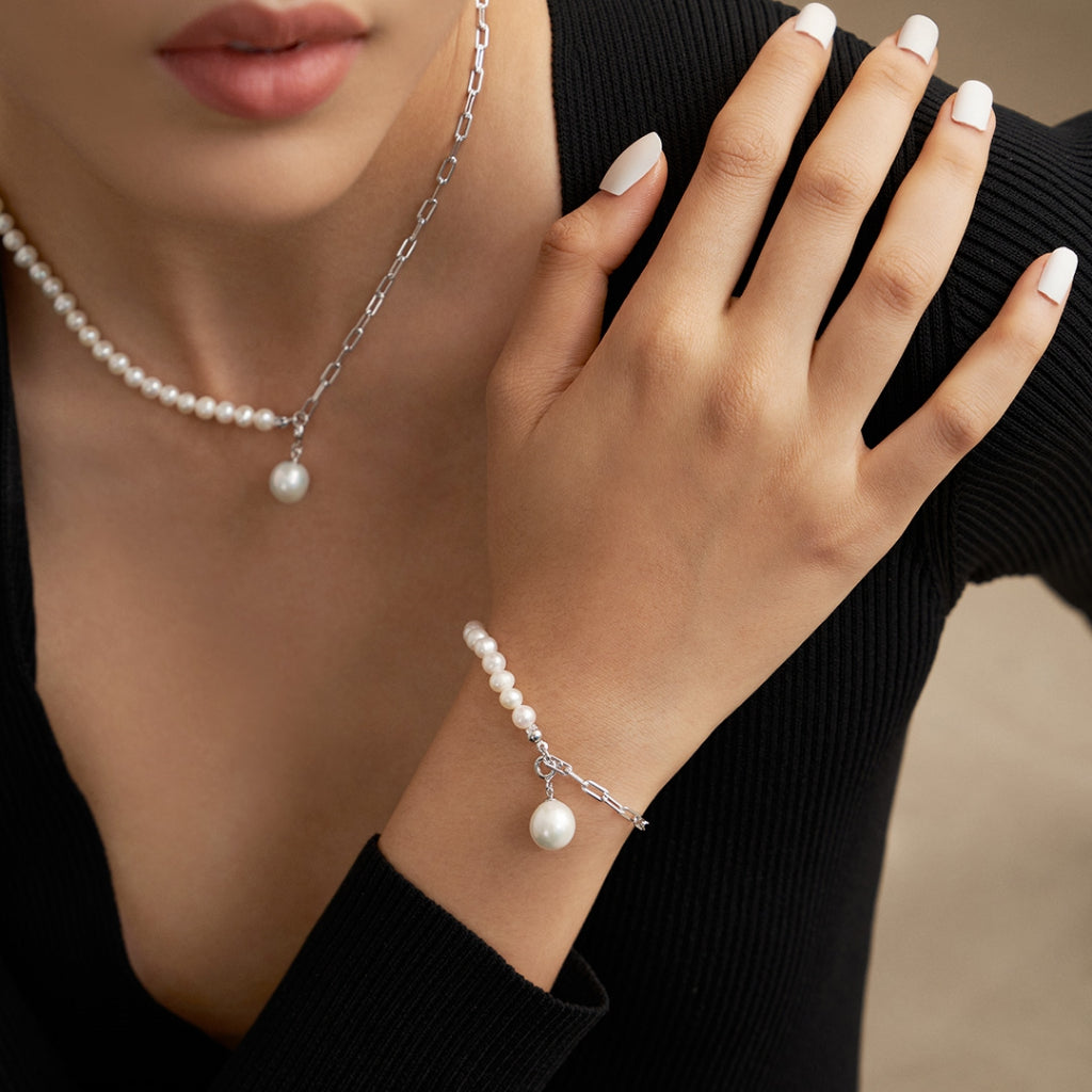 An exquisitely crafted baroque pearl bracelet, a nature-inspired gift. Its intricate design with intertwined silver beads and flipping elements captures diverse emotions, creating moments of unique and delicate art.
